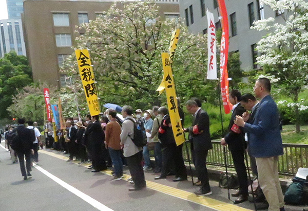 ４・18統一行動昼休み財務省前抗議行動